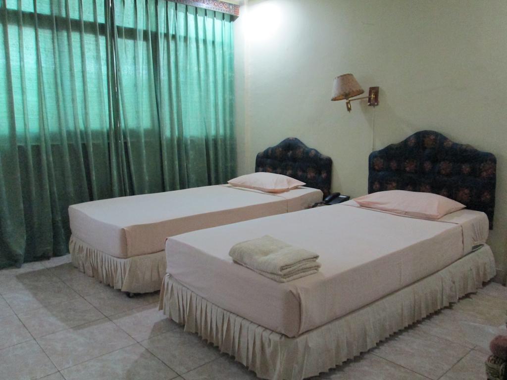 Hotel Istana Makassar Szoba fotó